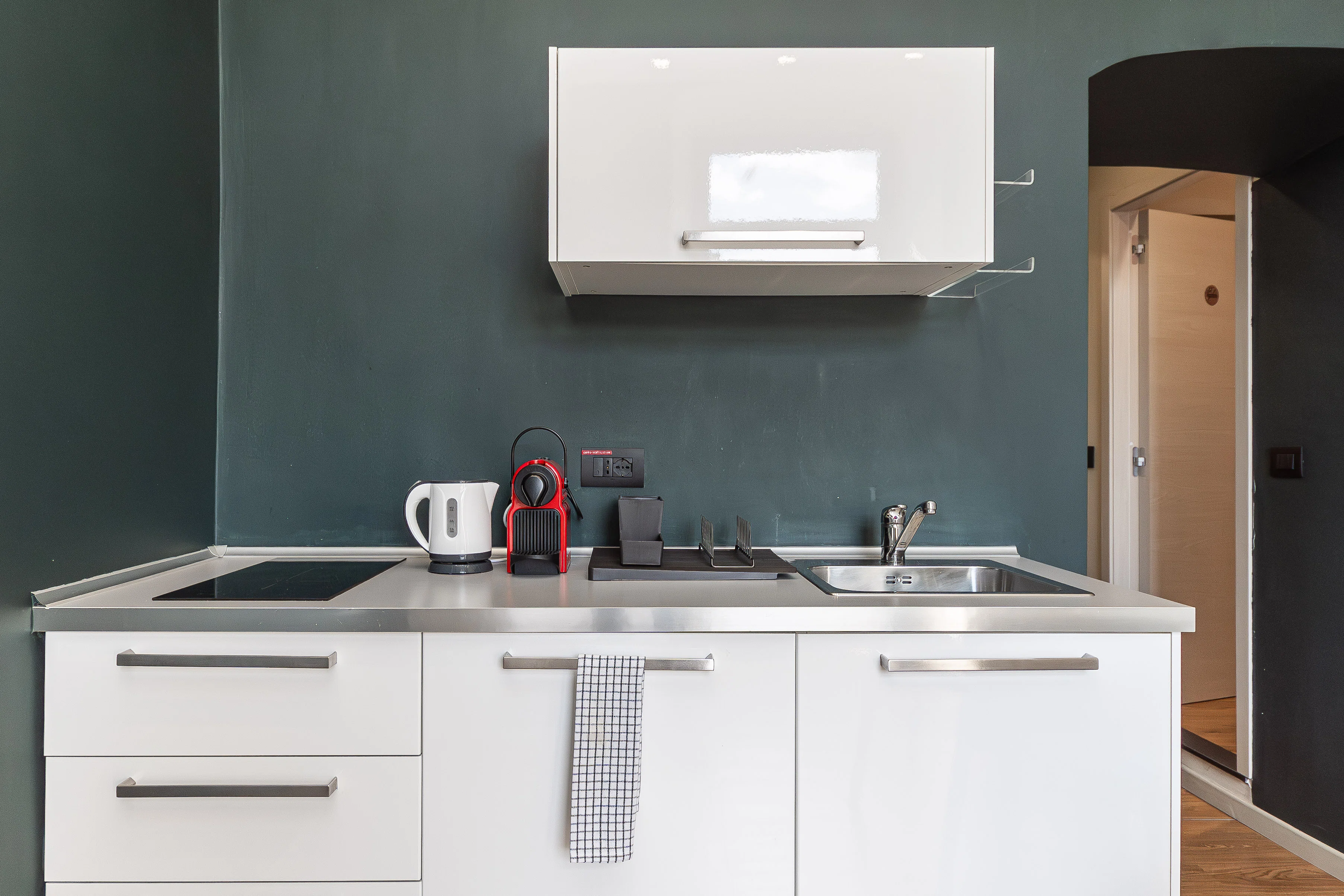 Cucina Appartamento B con piano cottura completo