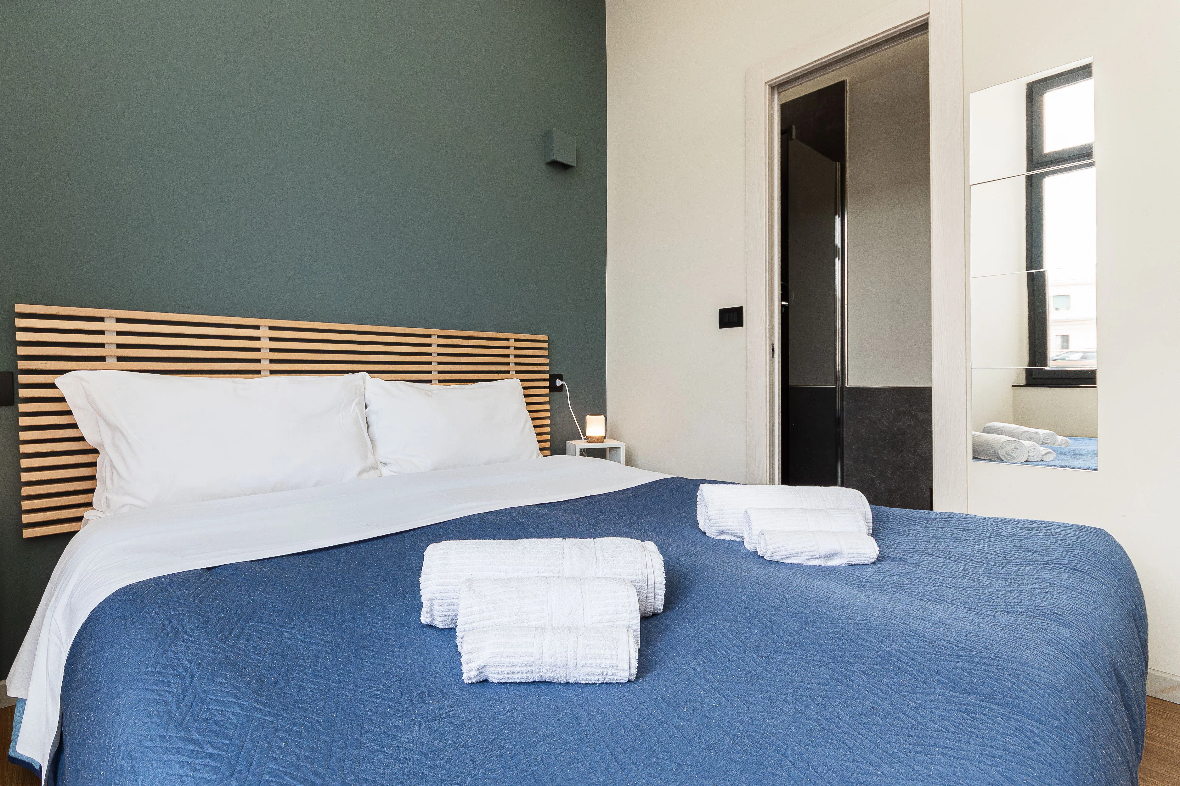 Letto con asciugamani freschi unità A